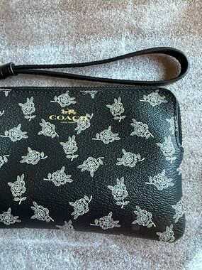 Coach Black with white flowers Cardholder Wristlet with Gold Hardware wallet